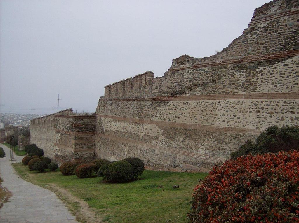 Βυζαντινά Σείχη της Θεσσαλονίκης Σα βυζαντινά τείχη της Θεσσαλονίκης αποτελούν σημαντικό τμήμα οχύρωσης, μεγάλη ιστορική κληρονομιά και αναπόσπαστο κομμάτι του πολιτισμού της πόλης.