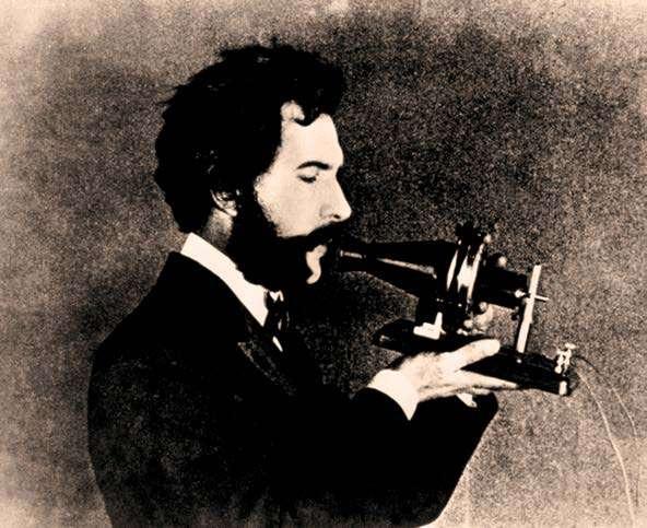 Στις 10 Μαρτίου του 1876, στη Βοστώνη, ο Alexander Graham Bell κάλεσε τον βοηθό του Thomas A.