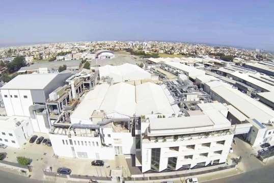 Λειτουργεί σύμφωνα με τα αυστηρά πρότυπα των Κανόνων Καλής Παρασκευαστικής Πρακτικής (GMP) και έχει επιθεωρηθεί από πολλούς διεθνείς οργανισμούς και κρατικές αρχές.