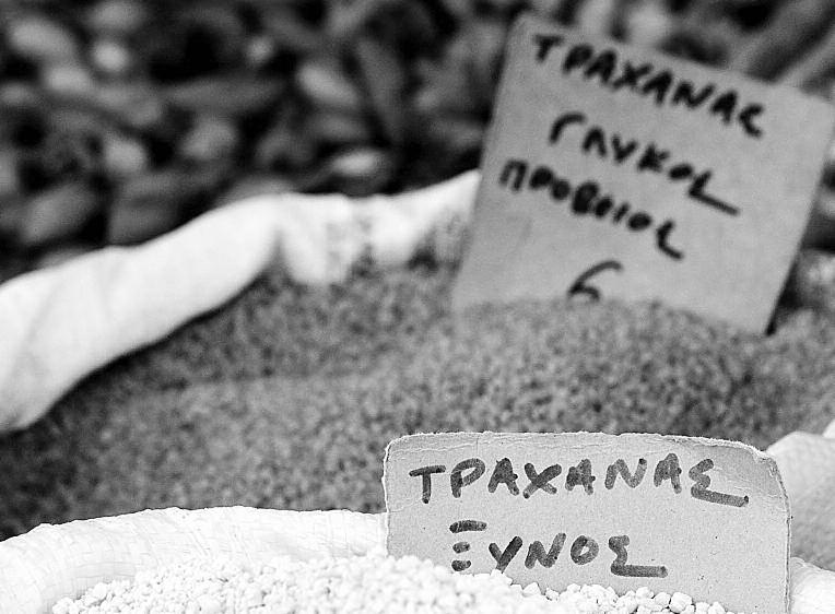 Στην Κύπρο ο τραχανάς φτιάχνεται από ψιλοσπασμένο σιτάρι (το γνωστό πληγούρι ή πουργούρι κατά την Κυπριακή διάλεκτο). Ζυμώνεται σε ψιλή κυλινδρική μορφή και απλώνεται στον ήλιο για να ξεραθεί.