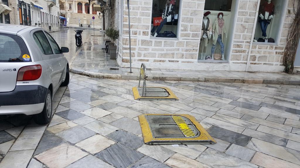 θέση πλησίον πιάτσας Ιουλίδας, ώστε να εμποδίζει την παράνομη διέλευση οχημάτων προς την πλατεία Ιουλίδας. Η κατασκευή θα είναι βαμμένη στο χρώμα που θα υποδείξει η υπηρεσία.
