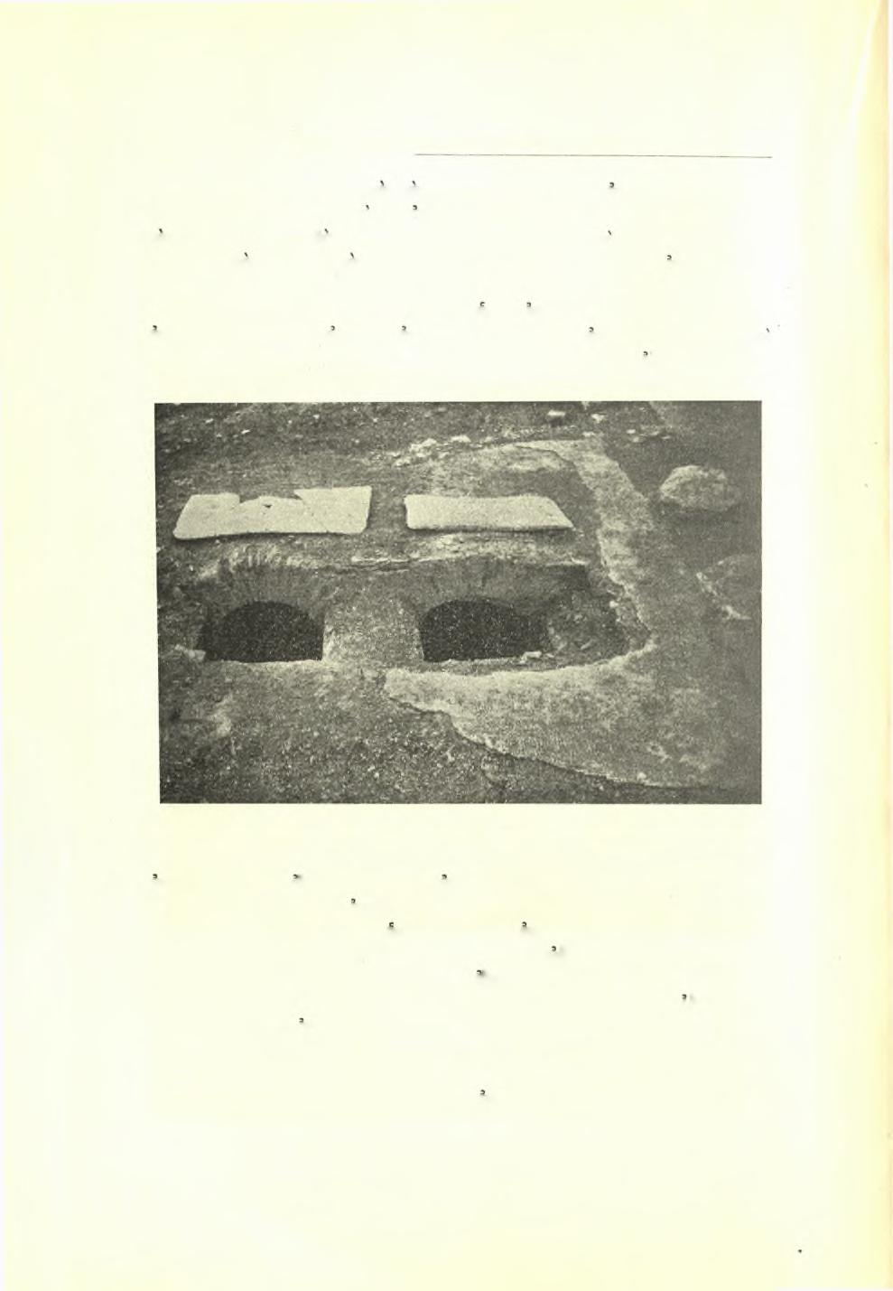 00 Πρακτικά τής Αρχαιολογικής 'Εταιρείας 1936 ό δεξιός θάλαμος, δμοιος προς τον πέρυσι Ιρευνηθέντα αριστερά τής άψΐδος μετά καμαρωτού τάφου και τής επιγραφής τού πρεσβυτέρου Ησυχίου.