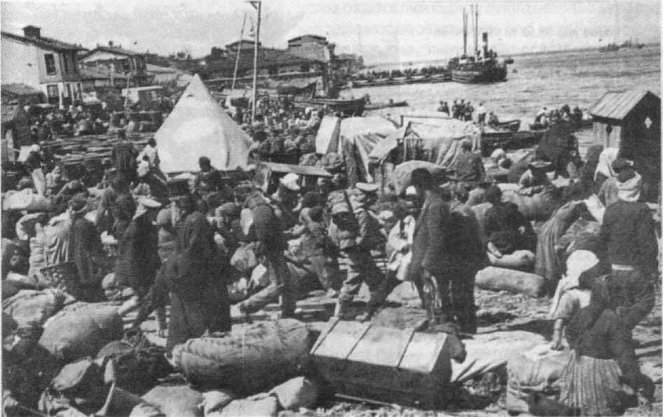 316 ηµητρίου Ρήγα µπήκανε µες στα Μουδανιά και προχωρούνε όλοι να πάνε στο λιµάνι της, στα βόρεια στην πόλη, όµως κοιτούν µε έκπληξη είναι παντού γεµάτη σε δρόµους µέσα και αυλές υπάρχουνε νοµάτοι,