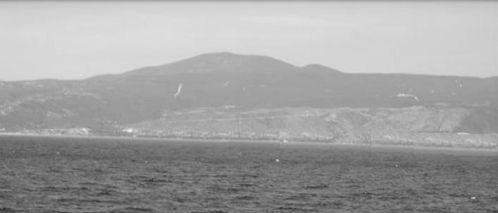 62 ηµητρίου Ρήγα Αφού προµηθευτήκανε όλα για το χειµώνα ένα σκαρί τοιµάσανε κι αρχίσανε αγώνα, να ανιχνεύσουν τις ακτές αυτές που χουν περάσει να βρούνε τόπους υλικών, νερά από τα δάση, πέτρα για τα