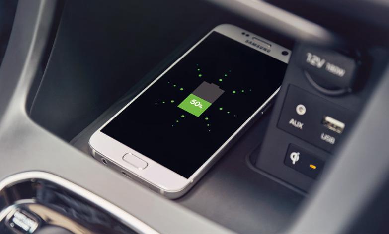 δυναμικές γραμμές καθοδήγησης. Με τις προηγμένες εφαρμογές Apple CarPlay 1 και Android Auto 2 αξιοποιείτε στο έπακρο τις δυνατότητες του iphone ή του Android smartphone σας.
