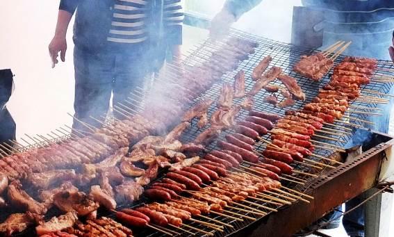 ξεχάσετε αυτήν την µέρα! Υπάρχει ένα παλιό έθιµο στο οποίο µαντεύετε ποιόν θα παντρευτείτε. Βάζετε λίγο σιτάρι κάτω από το µαξιλάρι σας και προσεύχεστε στους Αγ.