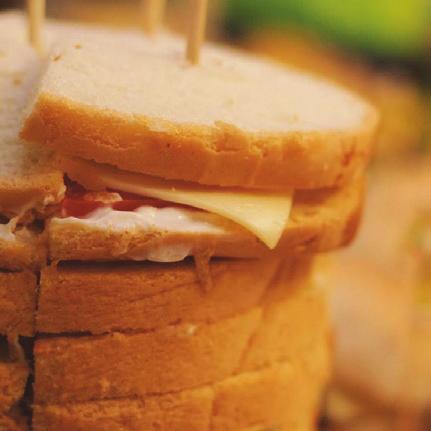σχάρας, με ρόκα & χειροποίητη caesar s sauce Ψητό χοιρινό με μυρωδικά, μετσοβόνε & sauce μελιού Αλμυρό cheesecake με παξιμάδι ολικής άλεσης, μους φέτας & μαρμελάδα λιαστής ντομάτας ΜΠΟΜΠΕΣ* ΣΟΥΔΑΚΙΑ