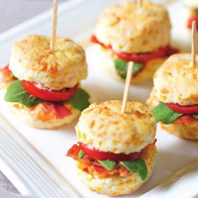 MINI SANDWICHES* ΔΙΑΦΟΡΑ ΟΡΕΚΤΙΚΑ & ΚΥΡΙΩΣ ΠΙΑΤΑ Prosciutto, τυρί κρέμα, ντομάτα & πράσινη λόλα Mozzarella Ιταλίας, ντομάτα, φύλλα ρόκας & sauce pesto βασιλικού Φέτα, αγγούρι, πατέ ελιάς, ντομάτα &