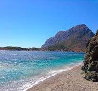 Η Κάλυμνος περιβάλλεται από πολλά μικρά νησάκια, άλλα κατοικημένα κι άλλα ακατοίκητα, με πιο γνωστά την Τέλενδος και την Ψέριμο που κατοικούνται από κτηνοτρόφους