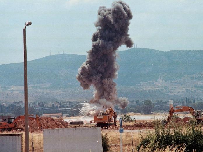 Ένα (1) μη εκραγέν βλήμα πυροβολικού κι ένα (1) βλήμα όλμου του Β Παγκοσμίου Πολέμου, τα οποία ανευρέθηκαν στην περιοχή της Άνω Γλυφάδας