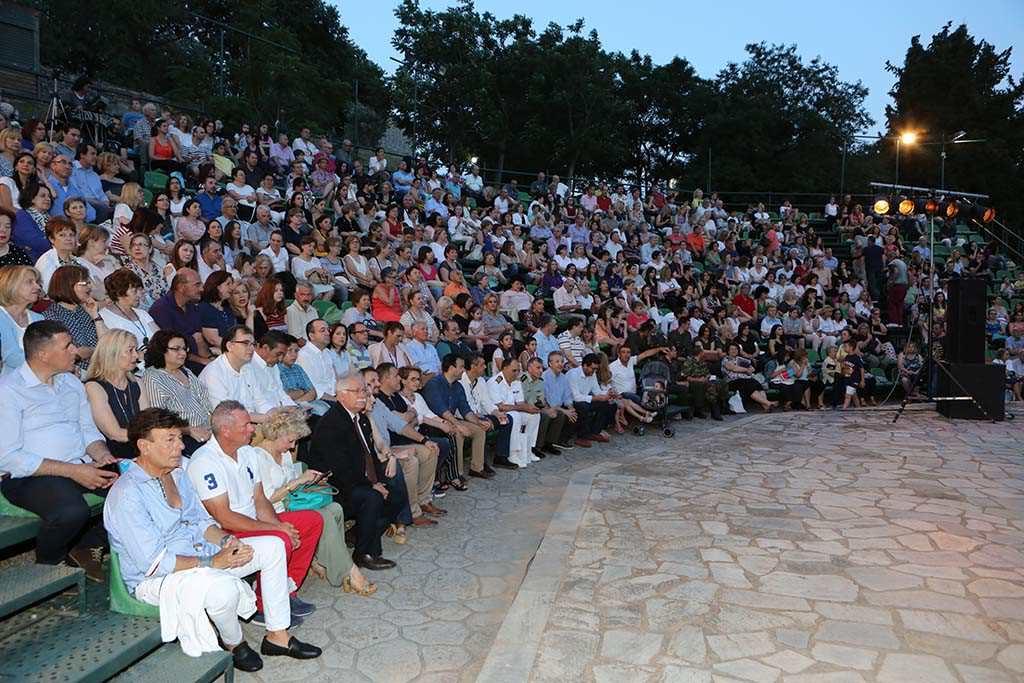 Την 13η και την 14η Ιουνίου πραγματοποιήθηκαν αντίστοιχα συναυλίες στο ανοιχτό θέατρο Τρικάλων και στο θερινό θέατρο Βόλου.