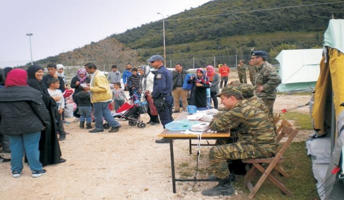 ΣΥΝΔΡΟΜΗ ΕΔ ΣΤΟ ΠΡΟΣΦΥΓΙΚΟ ΣΤΡΑΤΟΣ ΞΗΡΑΣ Το ΓΕΣ παρακολουθεί για θέματα σίτισης, τη λειτουργία 14 κέντρων πρώτης υποδοχής (ΚΕ.Π.Υ.), κέντρων υποδοχής και ταυτοποίησης (Κ.Υ.Τ.) Και ανοικτών δομών προσωρινής υποδοχής και φιλοξενίας προσφύγων μεταναστών όπου φιλοξενούνται περίπου 18.