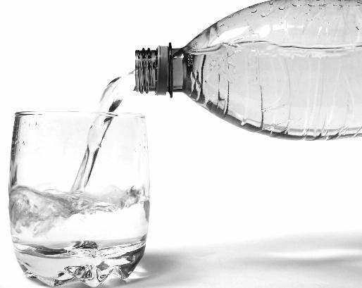 Στα γεύματα, οι φροντιστές καλό είναι να σερβίρουν υγιεινές τροφές με άφθονα υγρά. Επίσης, οι ακόλουθες υποδείξεις μπορούν να βοηθήσουν: l Να σερβίρουν απλά γεύματα.