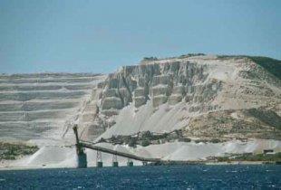 Εικόνα 1: Ορυχείο θηραϊκής γης στη νήσο Γυαλί (www.orykta.gr).