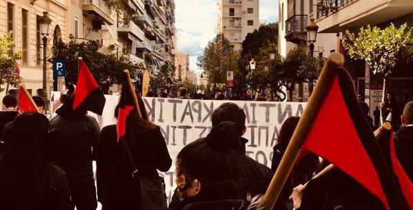 Από εκεί, μαζί με φοιτητικούς συλλόγους, ταξικές πρωτοβουλίες και πολιτικές δυνάμεις της αριστεράς και της αναρχίας πορευτήκαμε προς το Εργατικό Κέντρο, όπου πραγματοποιούνταν συγκέντρωση σωματείων