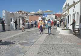 ράμπας, πλάτους 1 μέτρου, για την κυκλοφορία ΑμεΑ από την Μητρόπολη έως