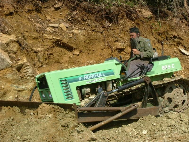 ταγμάτων). Κάπου όμως οι ζωές μας συναντώνται και μας ενώνει η γνωριμία μέσω του ράδιο και η αγάπη του Χριστού, η όποια δεν έχει όρια και συνεχίζει πέραν του τάφου.