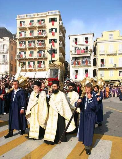 Στη συνέχεια, στις 11:00 πμ θα γίνει η πρώτη Ανάσταση και θα ακολουθήσει το έθιμο «των Μπότηδων» που όλοι οι επισκέπτες αλλά και οι ντόπιοι κάτοικοι περιμένουν!