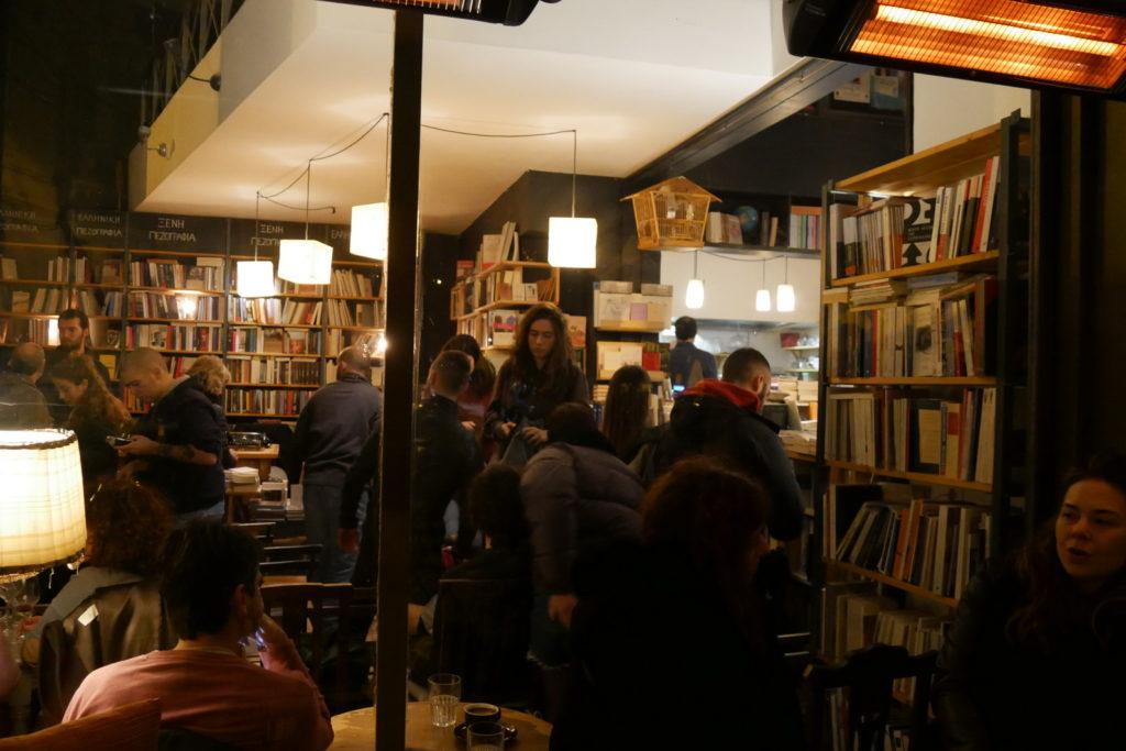 Δυο λόγια για την Κριστίν Ρος: Η Κριστίν Ρος είναι Αμερικανίδα καθηγήτρια συγκριτικής γραμματολογίας στο Πανεπιστήμιο της Νέας Υόρκης, επηρεασμένη σε μεγάλο βαθμό από τη Γαλλική Φιλοσοφική Σχολή.