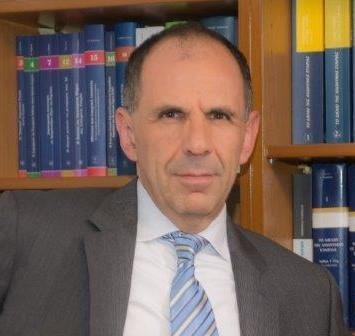 Γιώργος Γεραπετρίτης Ο Γιώργος Γεραπετρίτης γεννήθηκε στην Κάρπαθο και μεγάλωσε στον Πειραιά.