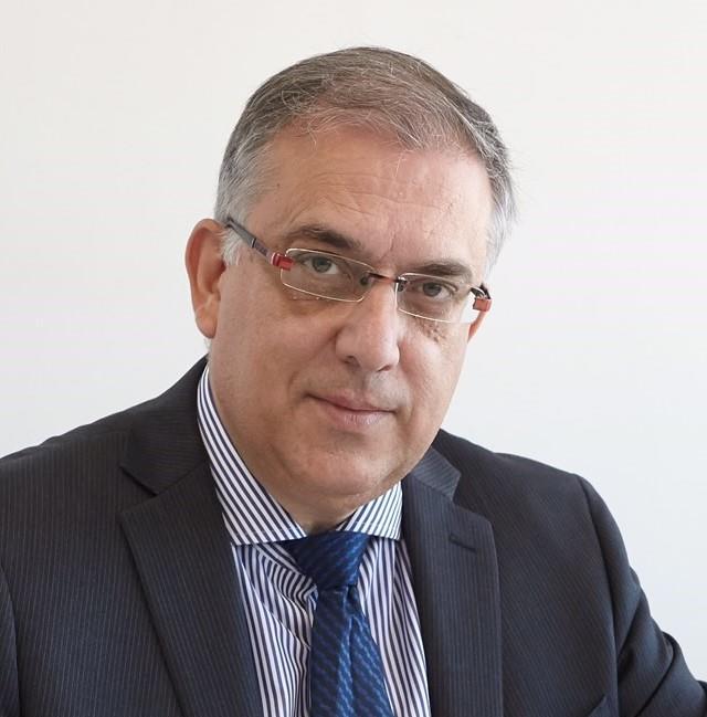 Τάκης Θεοδωρικάκος Πολιτικός ερευνητής και αναλυτής. Διδάκτορας δημοσίων πολιτικών στο Πανεπιστήμιο Πελοποννήσου, στου οποίου τη σχολή Κοινωνικών και Πολιτικών Επιστημών διδάσκει μέχρι και σήμερα.
