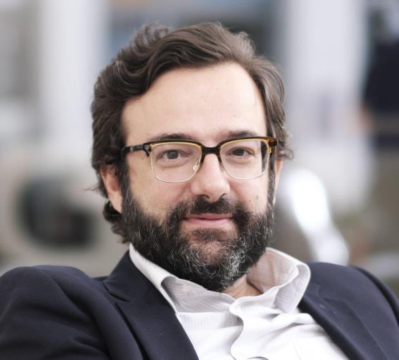 Πραγματοποίησε τις Μεταπτυχιακές σπουδές στο τμήμα Πολιτικής Επιστήμης και Δημόσιας Διοίκησης στην πολιτική επιστήμη και κοινωνιολογία με ειδίκευση στην εκλογική κοινωνιολογία.