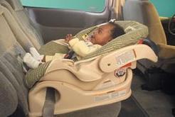 Κάθισμα που βλέπει προς τα πίσω (ηλικία 0-15 μηνών) Όλα τα βρέφη πρέπει να ταξιδεύουν σε καθίσματα που βλέπουν προς τα πίσω τουλάχιστον μέχρι την ηλικία των 2,5 χρονών, ή μέχρι το βάρος τους να είναι