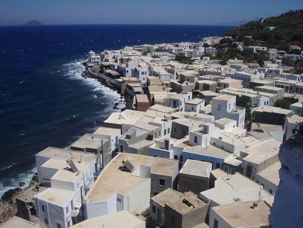 Βιοκλιματικά στοιχεία παραδοσιακή αρχιτεκτονικής Κτίριο Προσανατολισμός της κύριας όψης και των μεγαλύτερων ανοιγμάτων προς τον νότο Συμπαγείς τοίχοι με μικρά ανοίγματα προς τον