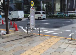 get off 下车时请按按钮 Textured paving blocks 盲人通道 点字ブロック The ground has textured paving blocks to help people with visual impairments get