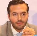 Ο Γεράσιμος είναι απόφοιτος της Νομικής Σχολής του Πανεπιστημίου Αθηνών και κάτοχος LL.M.