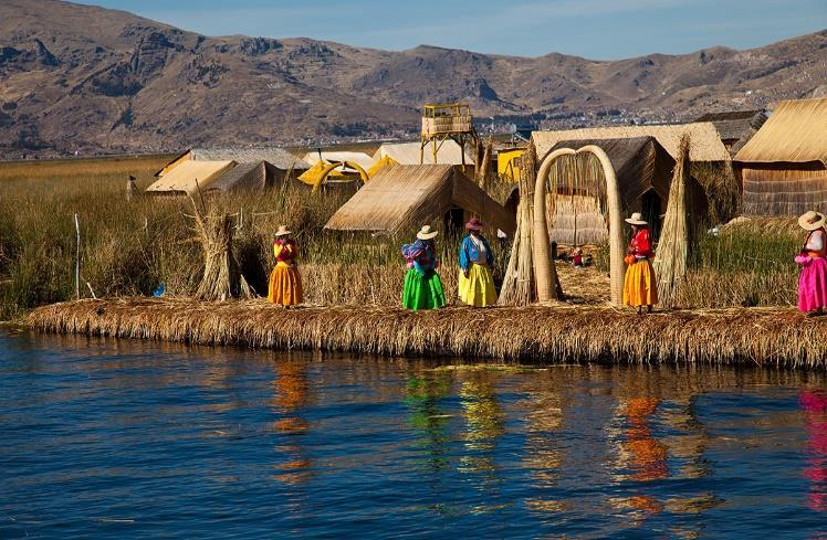 Στη συνέχεια θα αναχωρήσουμε για το Πούνο, που είναι κτισμένο σε υ- ψόμετρο 3.830 μέτρων στην όχθη της λίμνης Τιτικάκα (Titicaca).