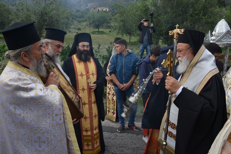Ὅταν ἡ Μαρία ἔγινε τριῶν ἐτῶν, οἱ γονεῖς της πραγματοποίησαν τήν ὑπόσχεσή τους πρός τόν Πανάγαθο Θεό, προσφέροντας ὡς δῶρο τήν ἀγαπημένη τους θυγατέρα.