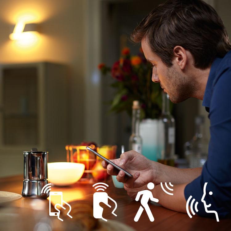 Hue app. Ρυθμίστε τα φώτα ώστε να ανάβουν μια προκαθορισμένη ώρα, για να είναι αναμμένα όταν φτάνετε σπίτι.