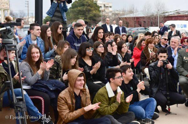 Καραγιάννης ο πρόεδρος Δ.Σ. Συλλογικού Συστήματος «Ανταποδοτική Ανακύκλωση» κ. Παύλος Ραβάνης, απένειμαν συμβολικά, μέσου εκπροσώπου κ.