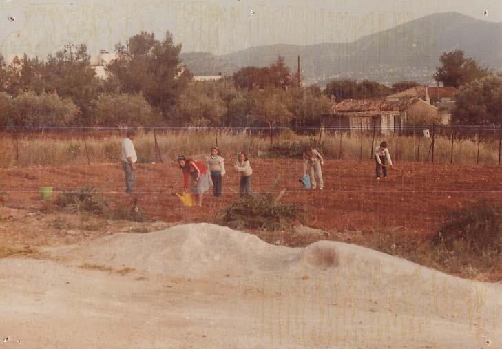 Η αυλή του σχολείου κατάλληλα διακοσμημένη με φωτιστικά, ήταν έτοιμη να δεχτεί πάνω από 500 προσκεκλημένους σε ένα χαρούμενο περιβάλλον.