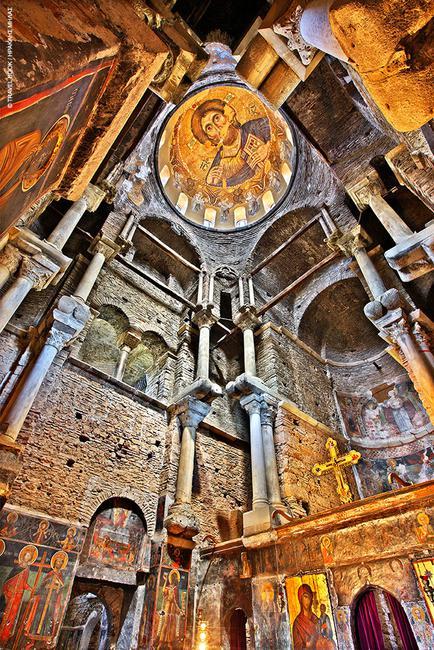 Εξωτερικά θυμίζει βυζαντινό παλάτι το ενδιαφέρον όμως βρίσκεται εσωτερικά όπου κίονες πάνω σε κίονες