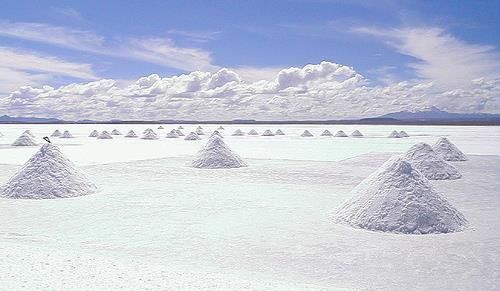 Salar de Uyuni ή Θάλασσα του Αλατιού. Πρόκειται για τη μεγαλύτερη επίπεδη έκταση με αλάτι στον κόσμο, δεδομένου μάλιστα ότι βρίσκεται σε ύψος 3.