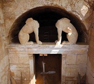 ι χαραγμένη μια επιγραφή του 4ου αι. π.χ.: είναι μια απόφαση του μαντείου των Δελφών, σύμφωνα με την οποία οι κάτοικοι της Νάξου μπορούσαν να παίρνουν χρησμούς πριν από τους πιστούς των άλλων πόλεων