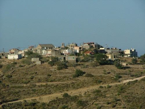 ΝΟΤΙΟ ΥΤΙΚΗ ΧΙΟΣ ΣΙ ΗΡΟΥΝΤΑ Φεύγοντας από την Βολισσό και προχωρώντας κάθετα προς την νοτιοδυτική Χίο, περνούµε από το χωριό Σιδηρούνα, µε το βυζαντινό εξωκκλήσι του αγίου Γεωργίου στην περιοχή