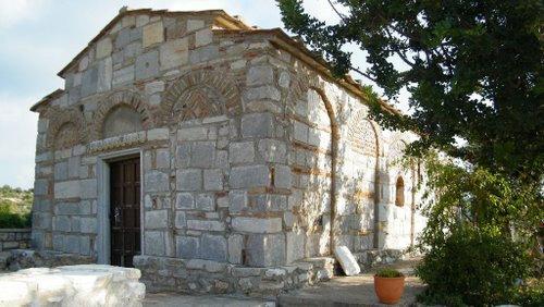 ) στην πλαγιά του Προφήτη Ηλία. Έχοντας περάσει για τα καλά στην νοτιοανατολική πλευρά του νησιού, ξεκινάµε την ανοδική µας πορεία, προς την πόλη.