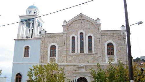 ΝΕΝΗΤΑ Μετά τα Φλάτσια σε πολύ κοντινή απόσταση, βρίσκονται τα Νένητα, το χωριό µε τους τρεις ενοριακούς Ναούς, δύο εκ των οποίων, ο Άγιος Γεώργιος και η Παναγία, διακρίνονται για τα περίτεχνα
