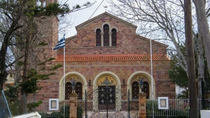 ανοικοδόµηση, αποτέλεσε αρχιτεκτονικό επίτευγµα της εποχής, µε περίτεχνο εξωτερικό διάκοσµο από θυµιανούσικη πέτρα.