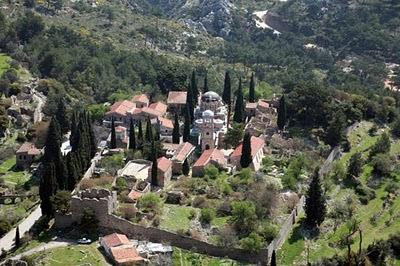 Λείψανα. (Στη Μονή τηρείται το άβατο για τους άνδρες, εκτός της πανηγύρεως της Μονής).