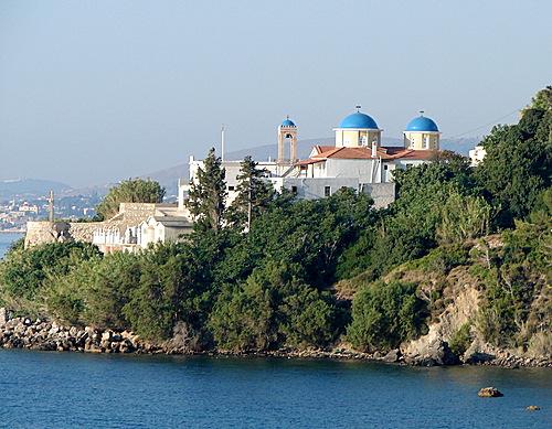 Στον αύλειο χώρο υπάρχουν τα παρεκκλήσια του Αγίου Νεοµάρτυρος Θεόφιλου του εκ Ζακύνθου, όπου και ο τόπος του µαρτυρίου του και του Αγίου Σταµατίου Χαρτουλάρη.
