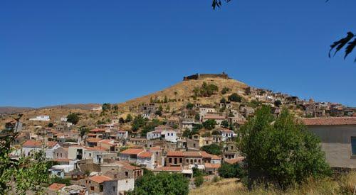 ΠΥΤΙΟΣ Το χωριό αυτό είναι η γενέτειρα του Νεοµάρτυρα Αγίου Γεωργίου του Χιοπο- λίτου µε τον νεόδµητο Ιερό Ναό του. Αξιόλογος επίσης είναι και ο ανακαινισµένος (επισκέψιµος) µεσαιωνικός πύργος.