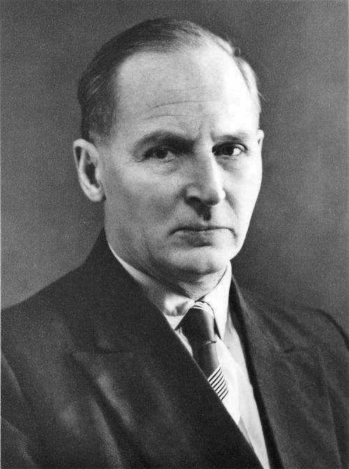Ιστορική ανασκόπηση Περιγράφηκε για πρώτη φορά σε ασθενή εν ζωή από το Γερμανό ακτινολόγο Burckhard F. Kommerell κατά τη διάρκεια οισοφαγογραφίας το 1936.